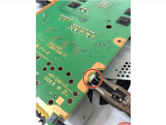 拆解索尼PlayStation 4芯片维修