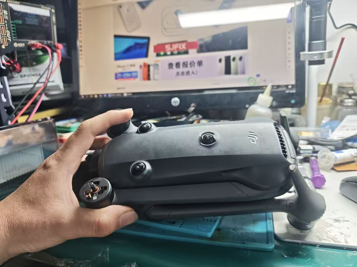 大疆无人机‌Mavic 4 Pro相机镜头掉了拆解维修