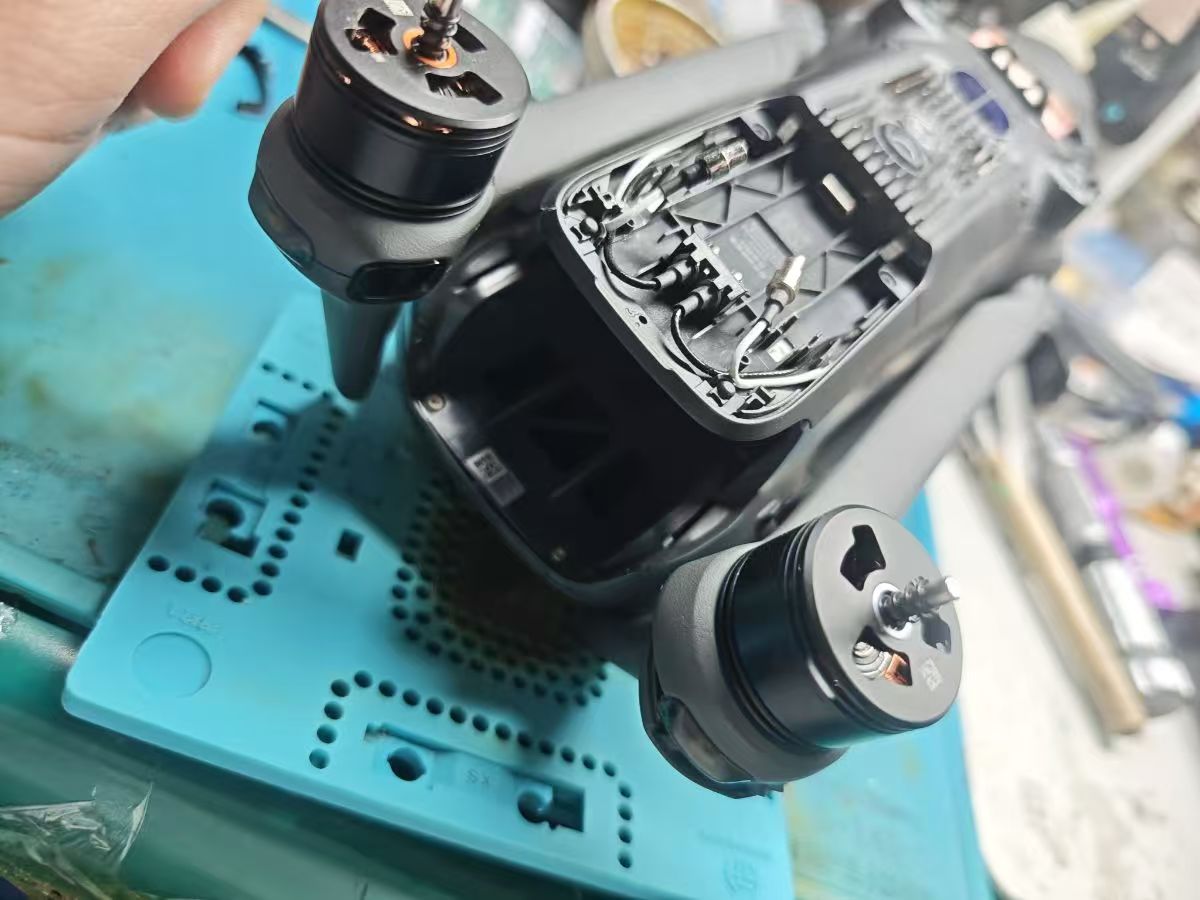 大疆无人机‌Mavic 4 Pro相机镜头掉了拆解维修