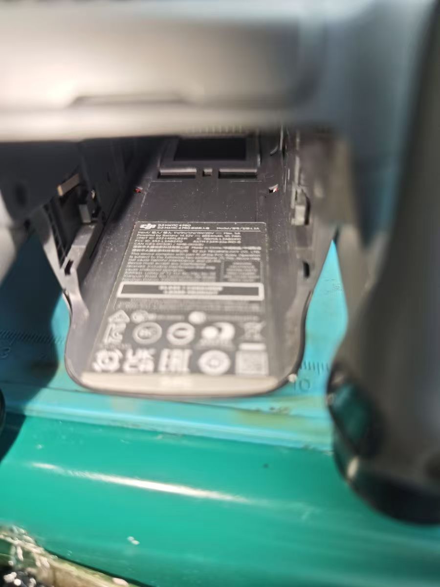 大疆无人机‌Mavic 4 Pro相机镜头掉了拆解维修