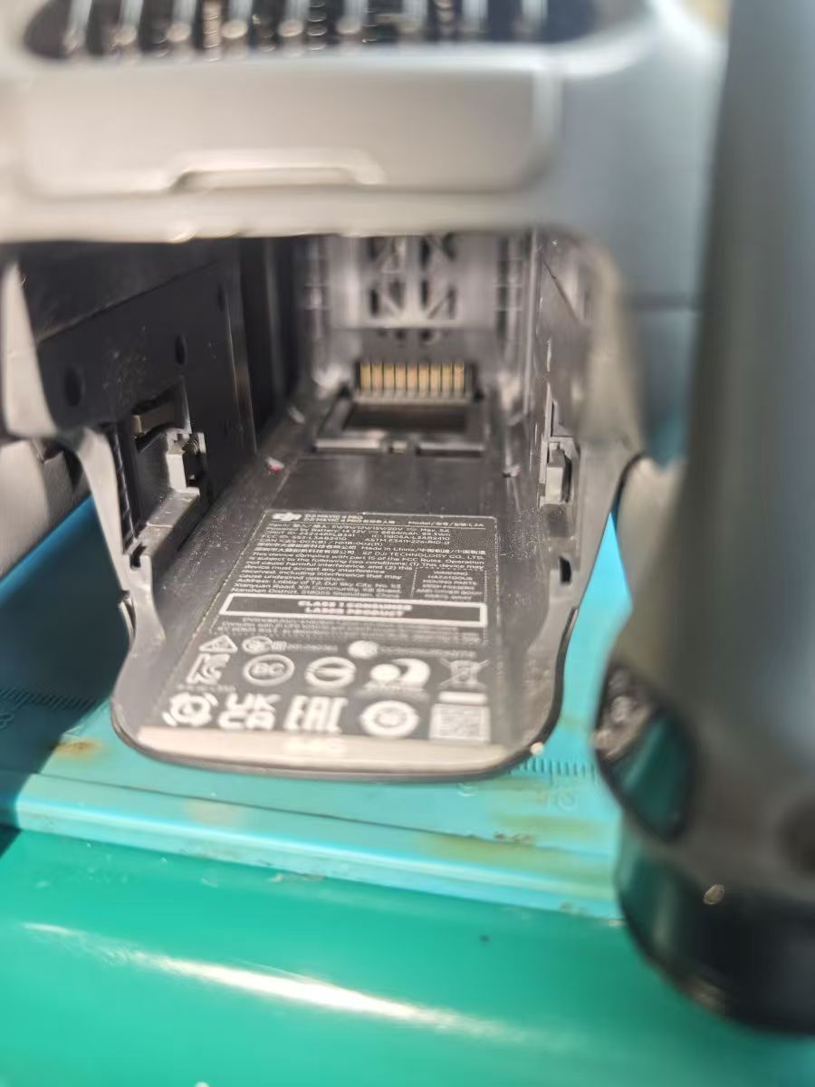 大疆无人机‌Mavic 4 Pro相机镜头掉了拆解维修
