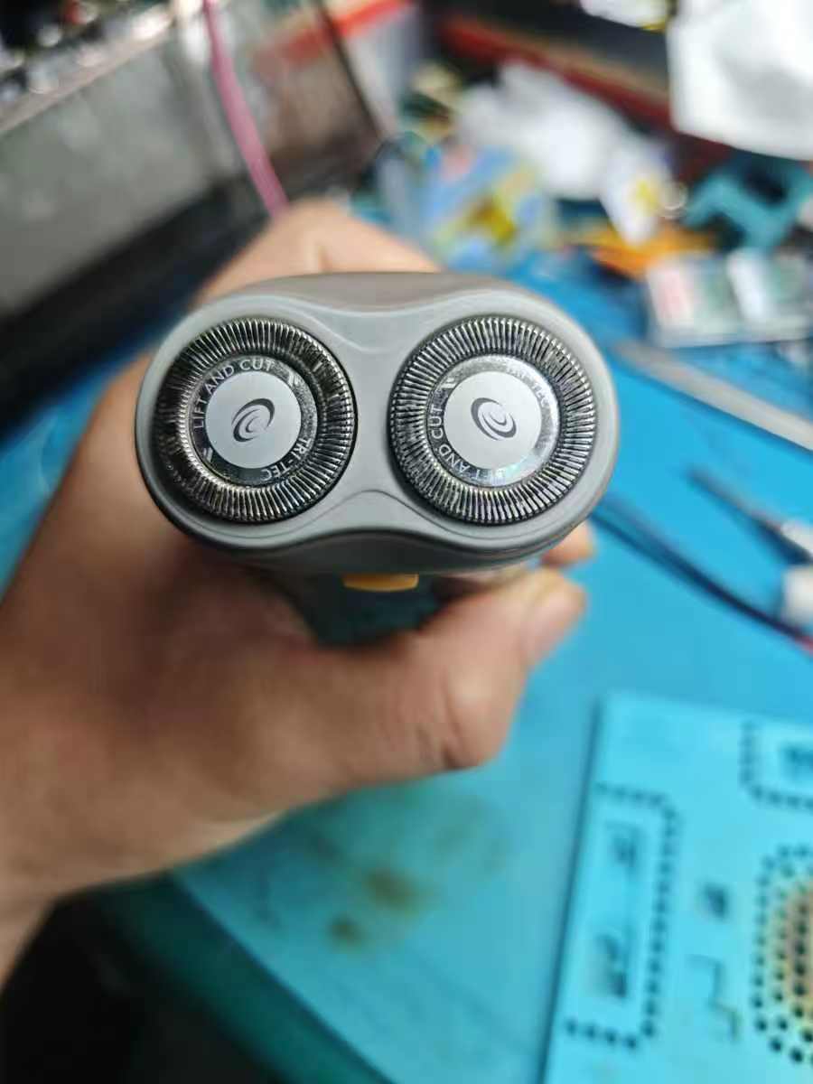 飞利浦剃须刀H568拆机更换电池