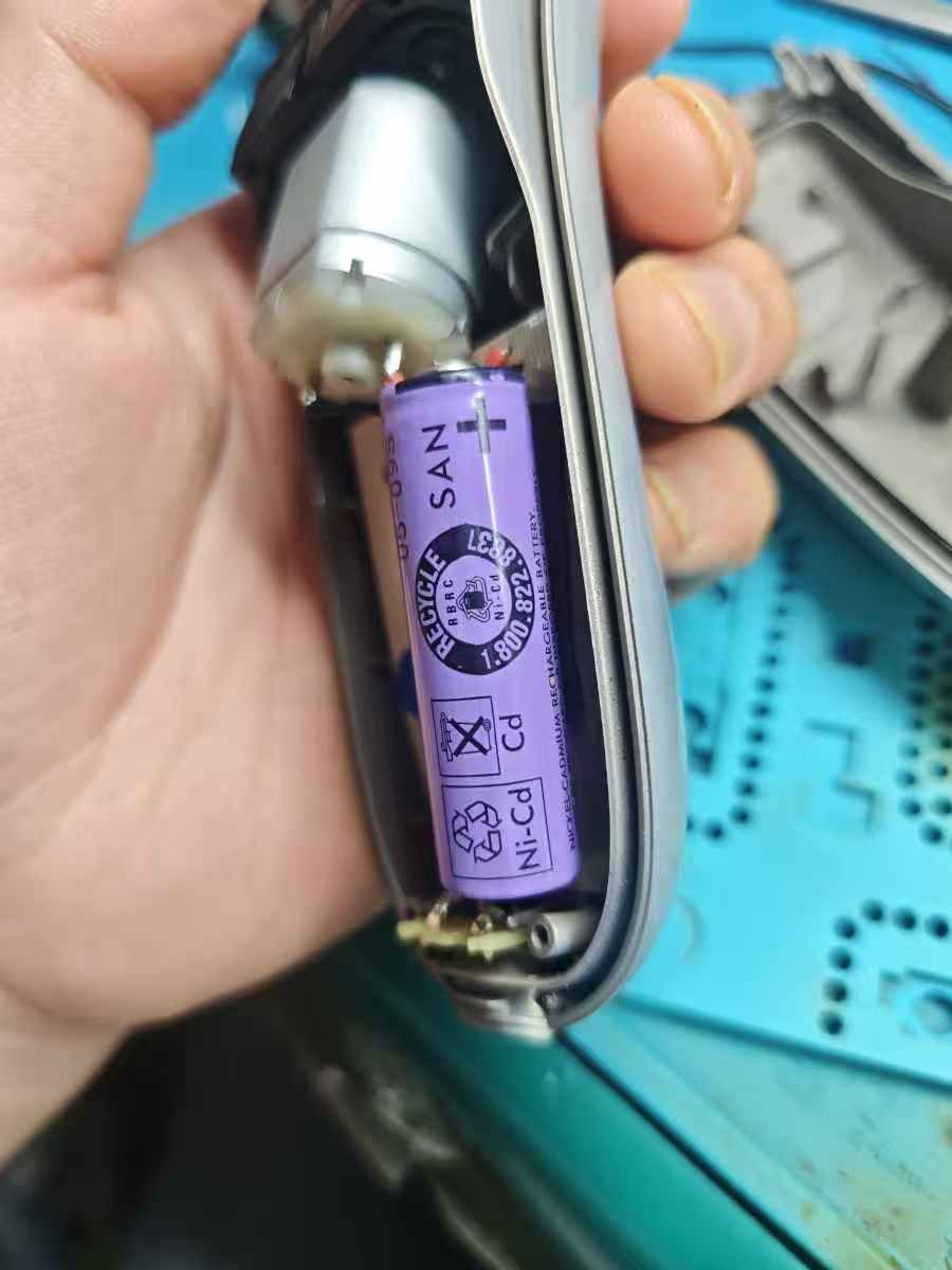 飞利浦剃须刀H568拆机更换电池