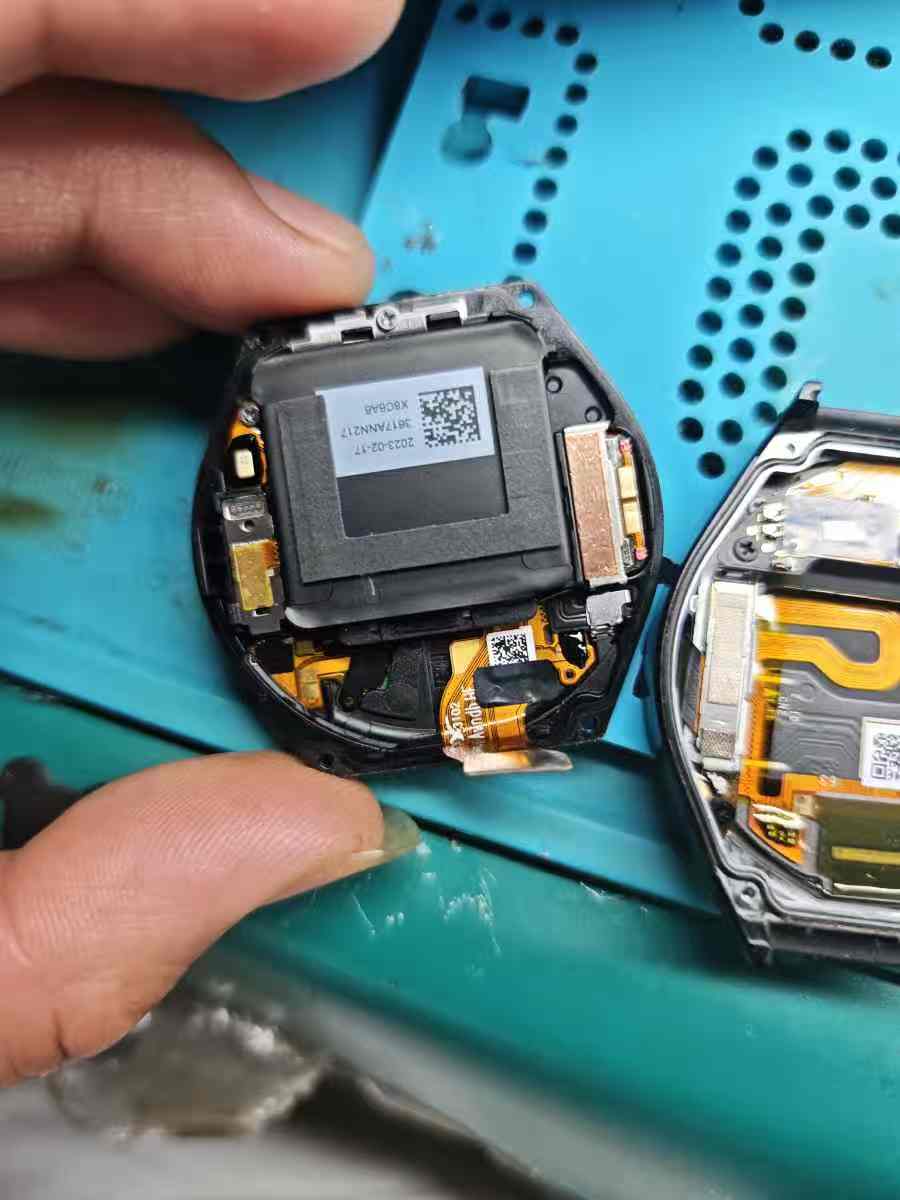 华为WATCH GT 3保时捷款进水屏幕不亮拆解维修