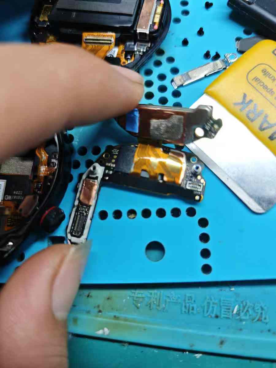 华为WATCH GT 3保时捷款进水屏幕不亮拆解维修