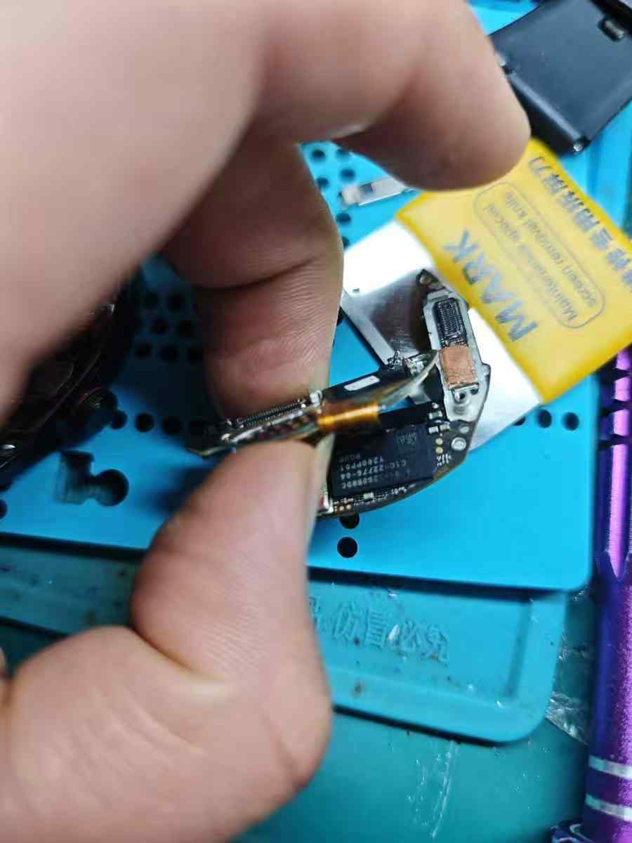 华为WATCH GT 3保时捷款进水屏幕不亮拆解维修