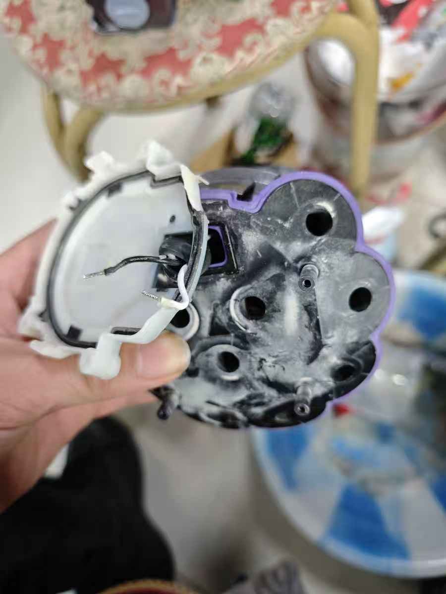 戴森吸尘器V12有异味拆解清理灰尘