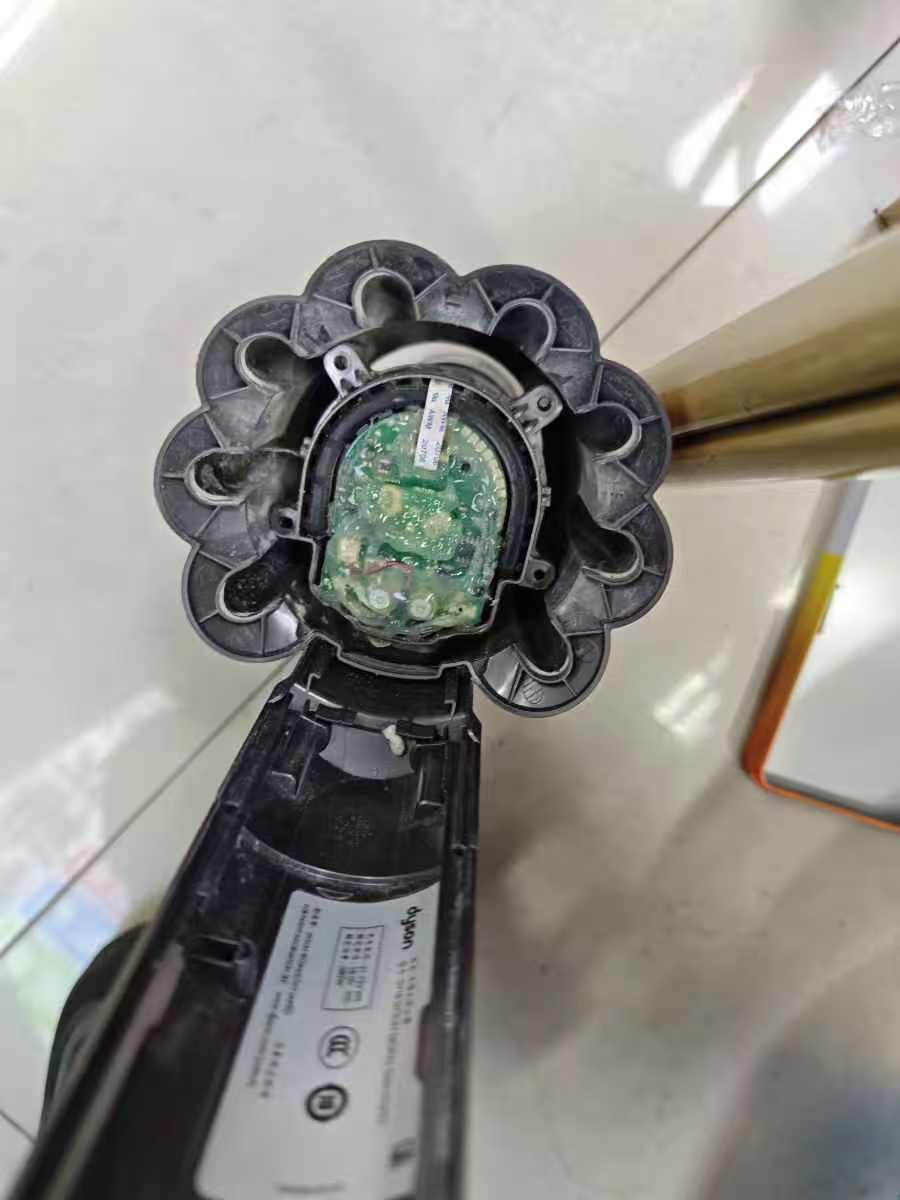 戴森吸尘器V12有异味拆解清理灰尘