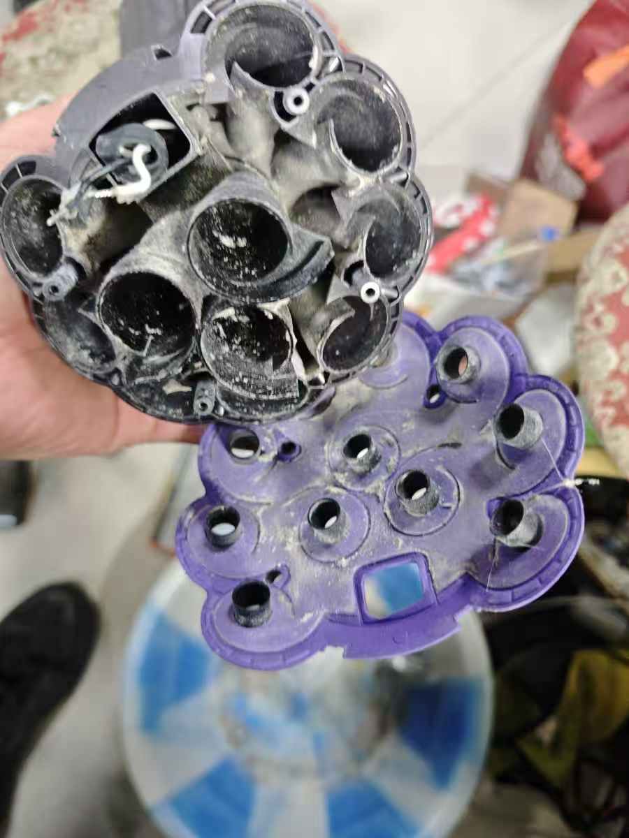 戴森吸尘器V12有异味拆解清理灰尘