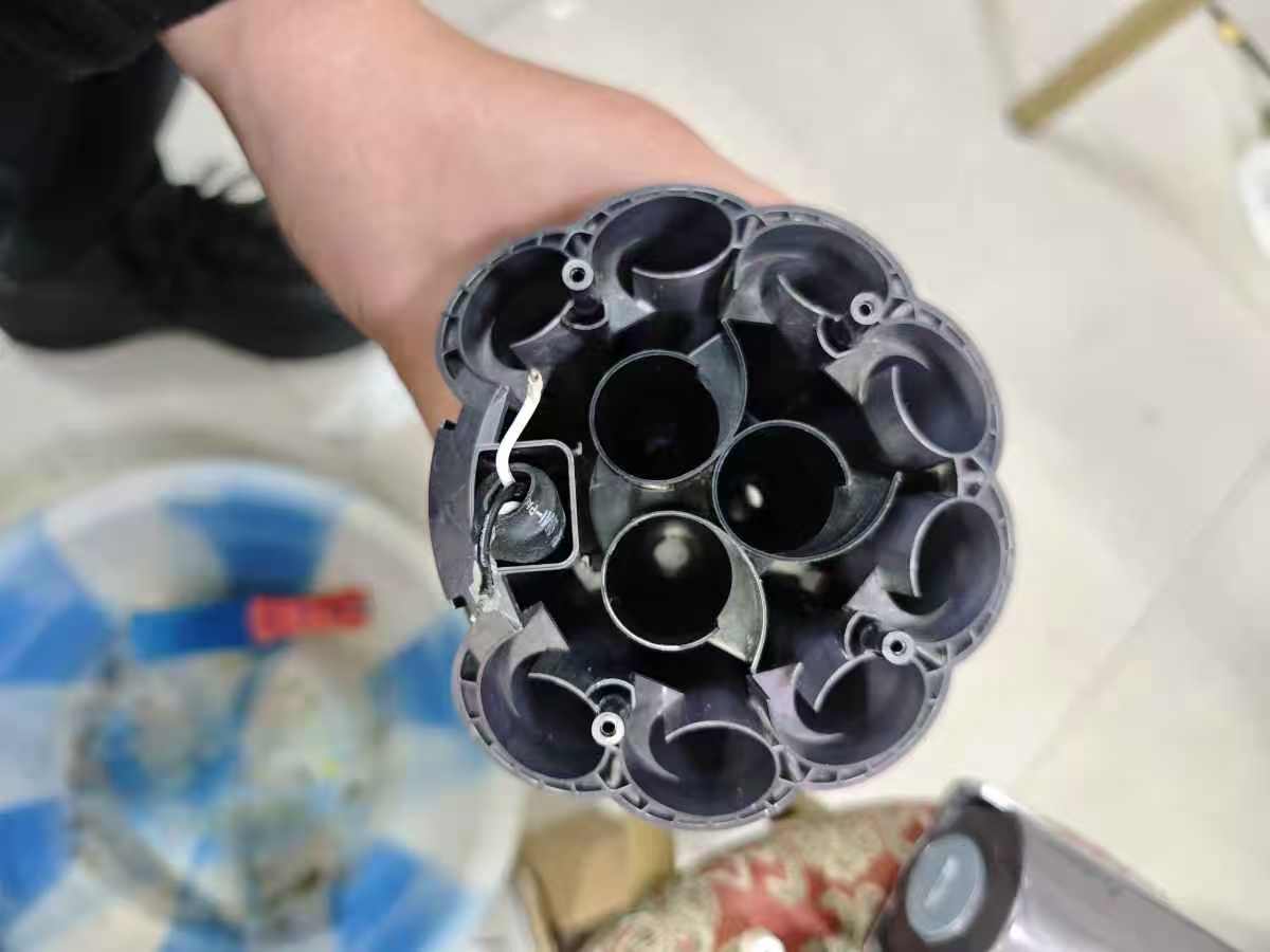 戴森吸尘器V12有异味拆解清理灰尘